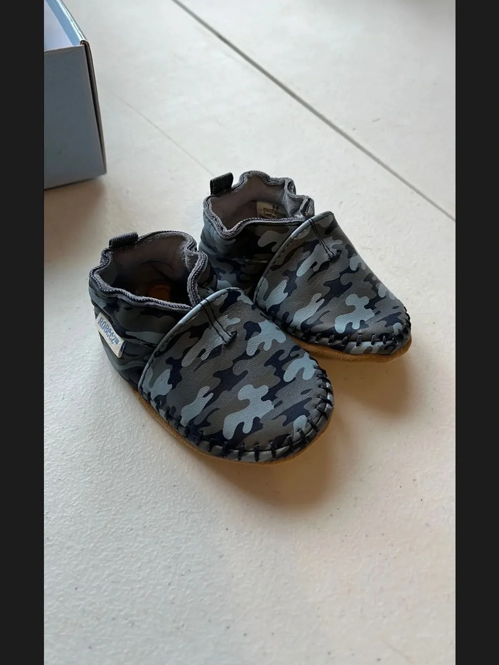 Robeez soft sole leather shoes size 0-6 months